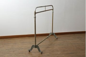 和製ビンテージ　インダストリアルな空間づくりにおすすめの伸縮式ハンガーラック(ポールハンガー、洋服掛け、コート掛け、店舗什器、ヴィンテージ)(R-069534)