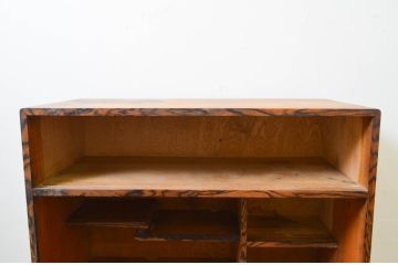 和製アンティーク　高級品　前面黒柿　孔雀(くじゃく)杢　美しい杢目が目を惹く二段重ねの茶箪笥(茶棚、収納棚、戸棚)(R-069536)