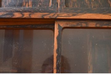 和製アンティーク　高級品　前面黒柿　孔雀(くじゃく)杢　美しい杢目が目を惹く二段重ねの茶箪笥(茶棚、収納棚、戸棚)(R-069536)