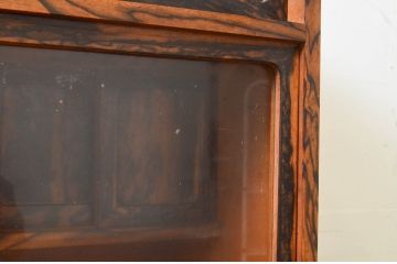 和製アンティーク　高級品　前面黒柿　孔雀(くじゃく)杢　美しい杢目が目を惹く二段重ねの茶箪笥(茶棚、収納棚、戸棚)(R-069536)