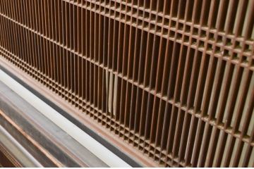 アンティーク建具　上質な和の雰囲気を高める大きな黒漆枠の筬(オサ)欄間2枚セット(明り取り、明かり取り、オサランマ)(R-069539)