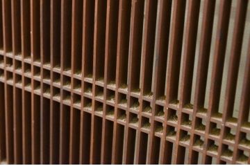 アンティーク建具　上質な和の雰囲気を高める大きな黒漆枠の筬(オサ)欄間2枚セット(明り取り、明かり取り、オサランマ)(R-069539)