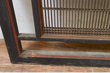 アンティーク建具　上質な和の雰囲気を高める大きな黒漆枠の筬(オサ)欄間2枚セット(明り取り、明かり取り、オサランマ)(R-069539)