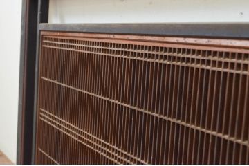 アンティーク建具　上質な和の雰囲気を高める大きな黒漆枠の筬(オサ)欄間2枚セット(明り取り、明かり取り、オサランマ)(R-069539)