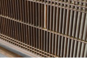 アンティーク建具　上質な和の雰囲気を高める大きな黒漆枠の筬(オサ)欄間2枚セット(明り取り、明かり取り、オサランマ)(R-069539)