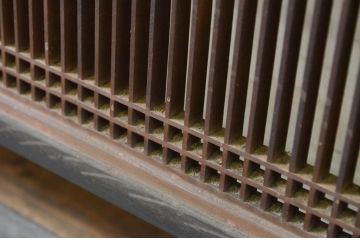 アンティーク建具　上質な和の雰囲気を高める大きな黒漆枠の筬(オサ)欄間2枚セット(明り取り、明かり取り、オサランマ)(R-069539)