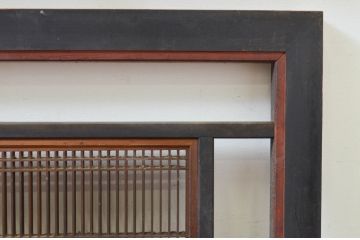 アンティーク建具　上質な和の雰囲気を高める大きな黒漆枠の筬(オサ)欄間2枚セット(明り取り、明かり取り、オサランマ)(R-069539)