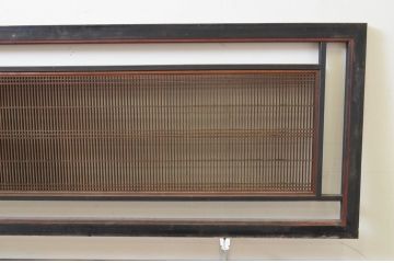 アンティーク建具　上質な和の雰囲気を高める大きな黒漆枠の筬(オサ)欄間2枚セット(明り取り、明かり取り、オサランマ)(R-069539)