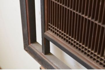 アンティーク建具　上質な和の雰囲気を高める大きな黒漆枠の筬(オサ)欄間2枚セット(明り取り、明かり取り、オサランマ)(R-069539)