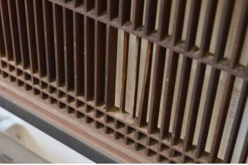 アンティーク建具　上質な和の雰囲気を高める大きな黒漆枠の筬(オサ)欄間2枚セット(明り取り、明かり取り、オサランマ)(R-069539)