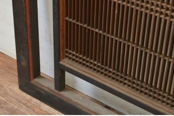 アンティーク建具　上質な和の雰囲気を高める大きな黒漆枠の筬(オサ)欄間2枚セット(明り取り、明かり取り、オサランマ)(R-069539)