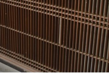 アンティーク建具　上質な和の雰囲気を高める大きな黒漆枠の筬(オサ)欄間2枚セット(明り取り、明かり取り、オサランマ)(R-069539)