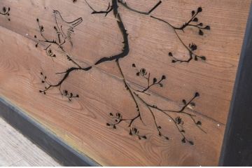 アンティーク建具　板部欅(ケヤキ)材　落ち着いた和の雰囲気を高める梅と小鳥の透かし彫り欄間1枚(明り取り、明かり取り)(R-069541)