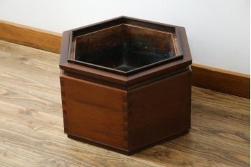 和製アンティーク　シンプルな造りと六角形デザインが素敵な箱火鉢(長火鉢、囲炉裏、木製火鉢)(R-069550)