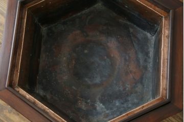 和製アンティーク　シンプルな造りと六角形デザインが素敵な箱火鉢(長火鉢、囲炉裏、木製火鉢)(R-069550)