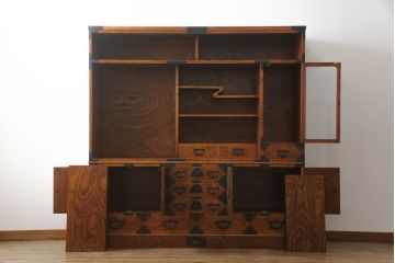 中古　美品　重厚感ある金具と美しい杢目が存在感を放つ茶棚(茶箪笥、収納棚、食器棚、引き出し)(R-069563)