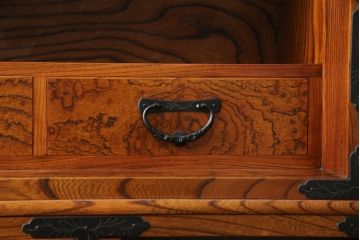 中古　美品　重厚感ある金具と美しい杢目が存在感を放つ茶棚(茶箪笥、収納棚、食器棚、引き出し)(R-069563)