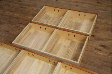 中古　美品　重厚感ある金具と美しい杢目が存在感を放つ茶棚(茶箪笥、収納棚、食器棚、引き出し)(R-069563)