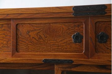 中古　美品　重厚感ある金具と美しい杢目が存在感を放つ茶棚(茶箪笥、収納棚、食器棚、引き出し)(R-069563)