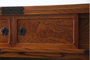 中古　美品　重厚感ある金具と美しい杢目が存在感を放つ茶棚(茶箪笥、収納棚、食器棚、引き出し)(R-069563)
