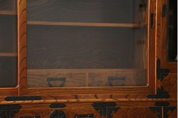 中古　美品　重厚感ある金具と美しい杢目が存在感を放つ茶棚(茶箪笥、収納棚、食器棚、引き出し)(R-069563)
