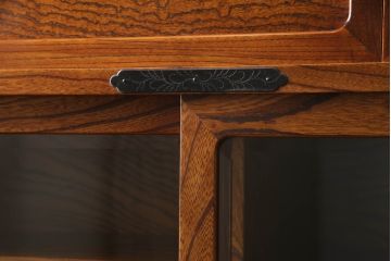 中古　美品　重厚感ある金具と美しい杢目が存在感を放つ茶棚(茶箪笥、収納棚、食器棚、引き出し)(R-069563)