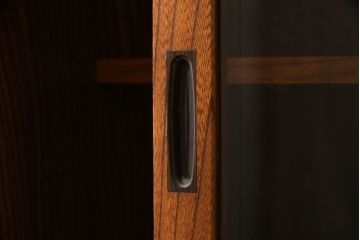中古　美品　重厚感ある金具と美しい杢目が存在感を放つ茶棚(茶箪笥、収納棚、食器棚、引き出し)(R-069563)