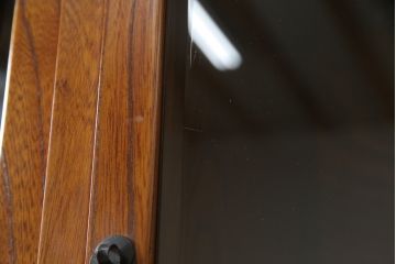中古　美品　重厚感ある金具と美しい杢目が存在感を放つ茶棚(茶箪笥、収納棚、食器棚、引き出し)(R-069563)