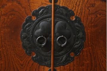 中古　美品　重厚感ある金具と美しい杢目が存在感を放つ茶棚(茶箪笥、収納棚、食器棚、引き出し)(R-069563)