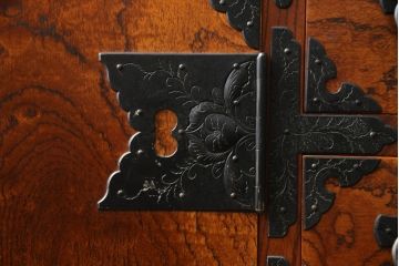 中古　美品　重厚感ある金具と美しい杢目が存在感を放つ茶棚(茶箪笥、収納棚、食器棚、引き出し)(R-069563)