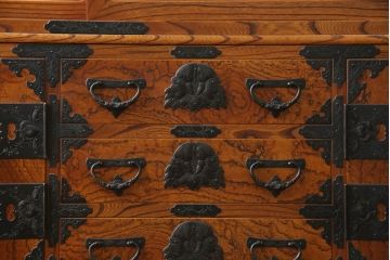 中古　美品　重厚感ある金具と美しい杢目が存在感を放つ茶棚(茶箪笥、収納棚、食器棚、引き出し)(R-069563)