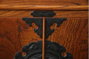 中古　美品　重厚感ある金具と美しい杢目が存在感を放つ茶棚(茶箪笥、収納棚、食器棚、引き出し)(R-069563)