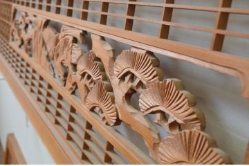 アンティーク建具　松の彫刻と組子細工入り　和風の欄間2枚セット(明り取り、明かり取り)(R-069572)