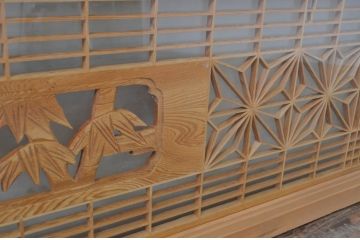 アンティーク建具　両面ガラス　松竹梅の彫刻が入った欄間2枚セット(明り取り、明かり取り)(R-069575)