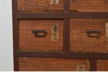 和製アンティーク　引き出し11杯　古い商家で使われていた角手引き手の収納箪笥(薬箪笥、ローチェスト、ドロワー、道具箪笥、引き出し)(R-069585)