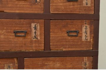 和製アンティーク　引き出し11杯　古い商家で使われていた角手引き手の収納箪笥(薬箪笥、ローチェスト、ドロワー、道具箪笥、引き出し)(R-069585)