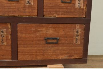 和製アンティーク　引き出し11杯　古い商家で使われていた角手引き手の収納箪笥(薬箪笥、ローチェスト、ドロワー、道具箪笥、引き出し)(R-069585)