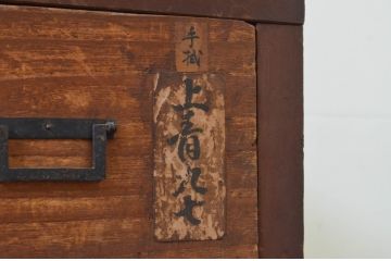 和製アンティーク　引き出し11杯　古い商家で使われていた角手引き手の収納箪笥(薬箪笥、ローチェスト、ドロワー、道具箪笥、引き出し)(R-069585)
