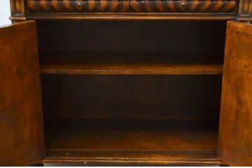 中古　THEODORE ALEXANDER(セオドア・アレキサンダー)　重厚感ある銅板の装飾とクラシカルな佇まいが魅力のキャビネット(収納棚、飾り棚、ガラスケース、ショーケース、戸棚、店舗什器)(定価約120万円)(R-069586)