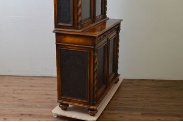 中古　THEODORE ALEXANDER(セオドア・アレキサンダー)　重厚感ある銅板の装飾とクラシカルな佇まいが魅力のキャビネット(収納棚、飾り棚、ガラスケース、ショーケース、戸棚、店舗什器)(定価約120万円)(R-069586)