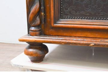 中古　THEODORE ALEXANDER(セオドア・アレキサンダー)　重厚感ある銅板の装飾とクラシカルな佇まいが魅力のキャビネット(収納棚、飾り棚、ガラスケース、ショーケース、戸棚、店舗什器)(定価約120万円)(R-069586)