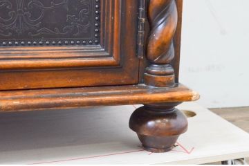 中古　THEODORE ALEXANDER(セオドア・アレキサンダー)　重厚感ある銅板の装飾とクラシカルな佇まいが魅力のキャビネット(収納棚、飾り棚、ガラスケース、ショーケース、戸棚、店舗什器)(定価約120万円)(R-069586)