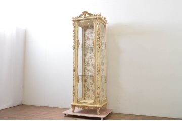 中古　ロココ調　繊細な装飾が魅力!　上品な佇まいの縦型ガラスキャビネット(キュリオケース、ガラスケース、ショーケース、飾り棚、陳列棚、収納棚、戸棚、店舗什器)(R-069588)