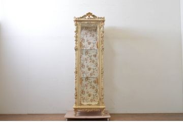 中古　ロココ調　繊細な装飾が魅力!　上品な佇まいの縦型ガラスキャビネット(キュリオケース、ガラスケース、ショーケース、飾り棚、陳列棚、収納棚、戸棚、店舗什器)(R-069588)