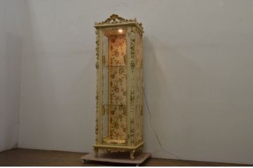 中古　ロココ調　繊細な装飾が魅力!　上品な佇まいの縦型ガラスキャビネット(キュリオケース、ガラスケース、ショーケース、飾り棚、陳列棚、収納棚、戸棚、店舗什器)(R-069588)