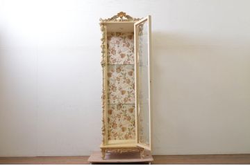 中古　ロココ調　繊細な装飾が魅力!　上品な佇まいの縦型ガラスキャビネット(キュリオケース、ガラスケース、ショーケース、飾り棚、陳列棚、収納棚、戸棚、店舗什器)(R-069588)