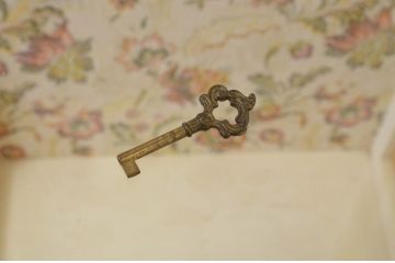 中古　ロココ調　繊細な装飾が魅力!　上品な佇まいの縦型ガラスキャビネット(キュリオケース、ガラスケース、ショーケース、飾り棚、陳列棚、収納棚、戸棚、店舗什器)(R-069588)