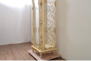 中古　ロココ調　繊細な装飾が魅力!　上品な佇まいの縦型ガラスキャビネット(キュリオケース、ガラスケース、ショーケース、飾り棚、陳列棚、収納棚、戸棚、店舗什器)(R-069588)