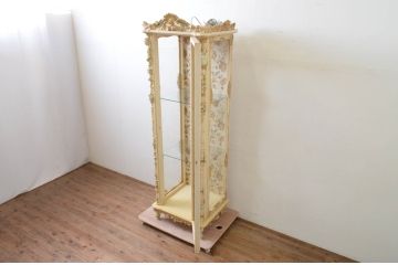 中古　ロココ調　繊細な装飾が魅力!　上品な佇まいの縦型ガラスキャビネット(キュリオケース、ガラスケース、ショーケース、飾り棚、陳列棚、収納棚、戸棚、店舗什器)(R-069588)