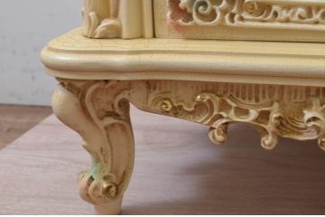 中古　ロココ調　繊細な装飾が魅力!　上品な佇まいの縦型ガラスキャビネット(キュリオケース、ガラスケース、ショーケース、飾り棚、陳列棚、収納棚、戸棚、店舗什器)(R-069588)